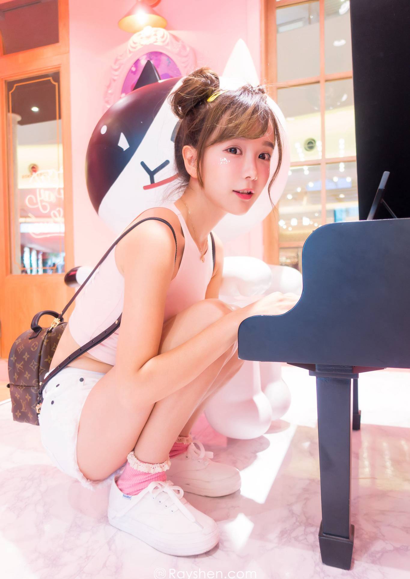 90后短发美女兜豆靓Youlina户外旅拍图片