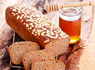 健康的杂粮蜂蜜面包图片