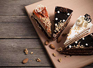 香甜可口的双层巧克力蛋糕图片
