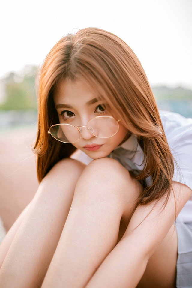 90后清纯校花许诺甜美户外写真
