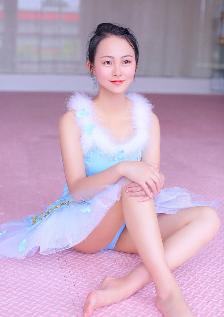 中国美女嫩模赵小米Kitty大秀性感傲人酥胸