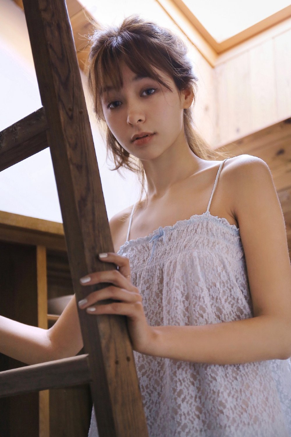 90后短发女神撩人女仆装写真