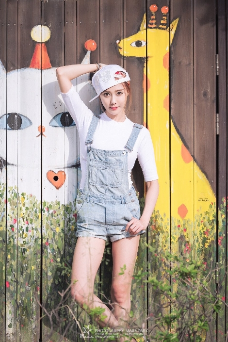 金河律：韩国美女唯美街拍写真，展现时尚与活力