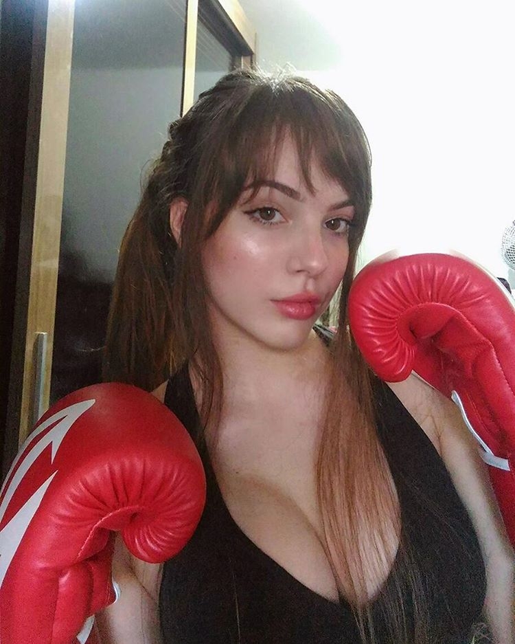 ŮJhulia PimentelԸбȻд