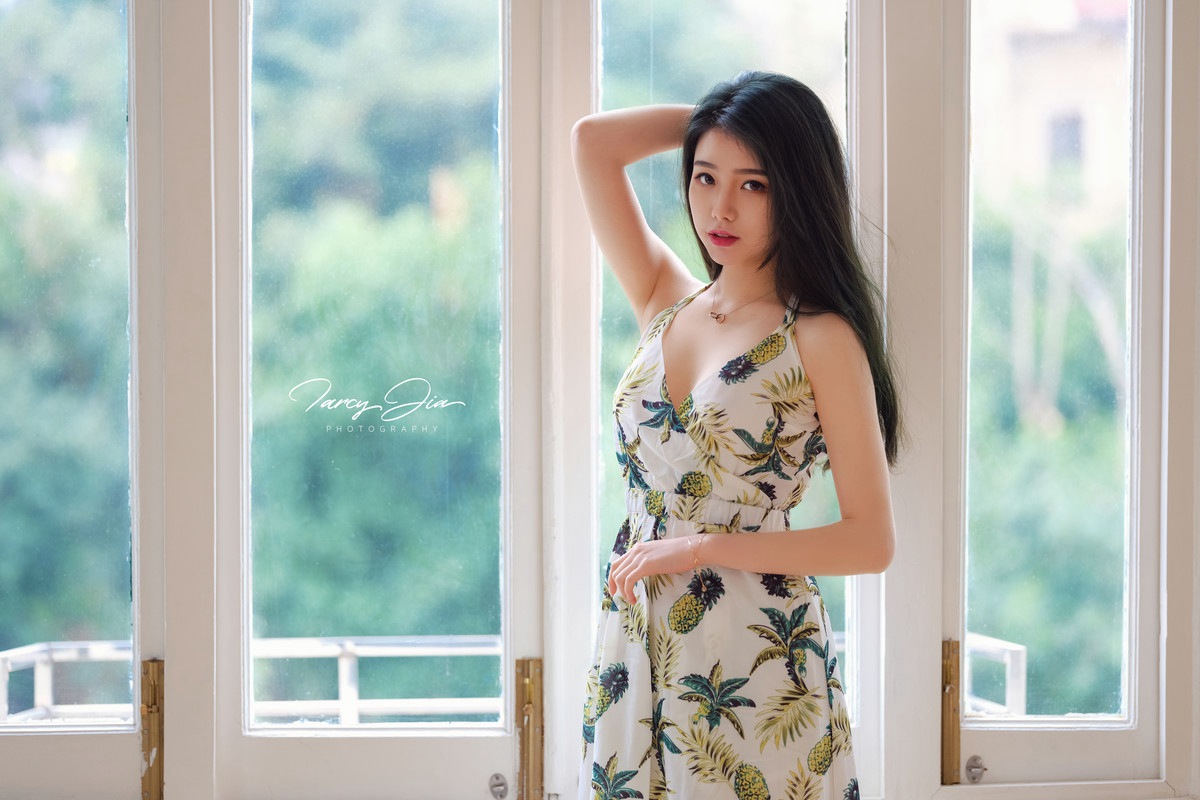 性感女神赵小米黑丝吊带写真身姿诱人