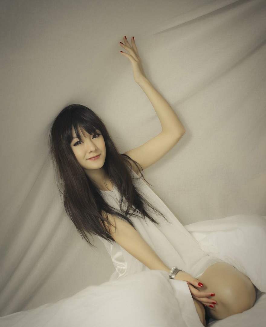 美女模特小西白色婚纱写真酥胸诱人