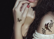蝴蝶纹身图片 女生手臂黑灰蝴蝶纹身图案