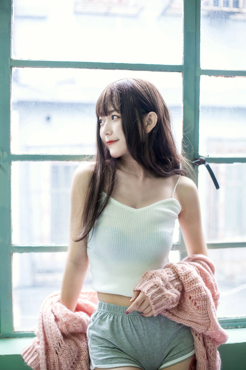 气质美女乔梦汐抹胸短裙写真性感迷人