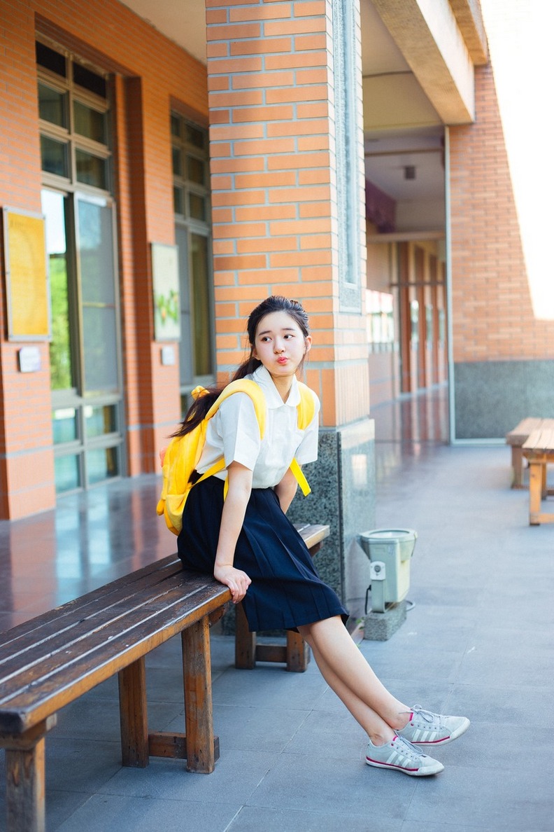可爱美女吃白菜的vi菜菜猫女郎私房写真