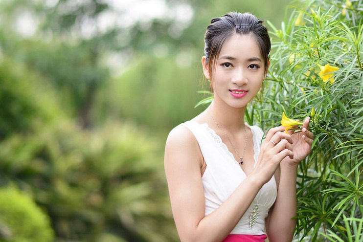 长发美女琪歌牛仔裤写真魅惑迷人