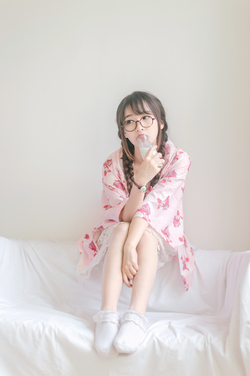 白嫩美女顾灿性感内衣写真火辣诱人