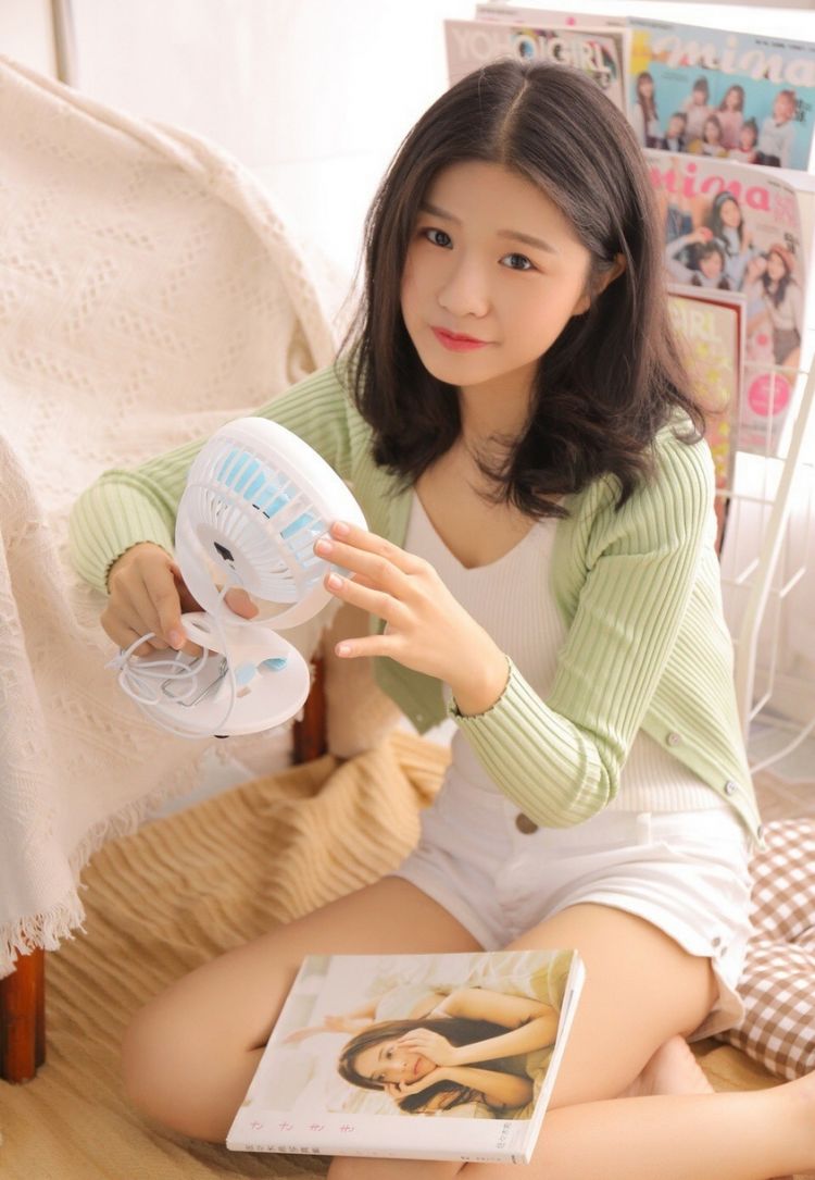 短发嫩模冯木木私房性感写真