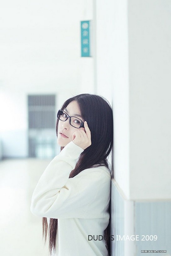 性感厨娘周琰琳女仆装写真美乳诱人