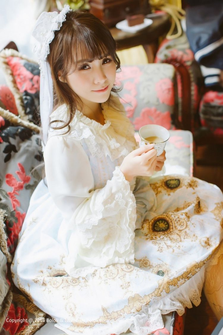 性感女神研依内衣私房写真丰满诱人
