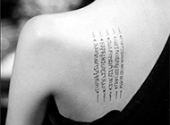 女生背部个性经文纹身图案