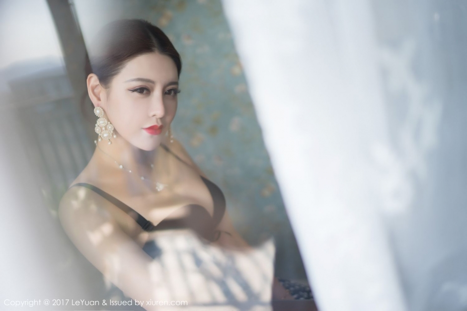 长腿女神美希子 白色蕾丝花色比基尼