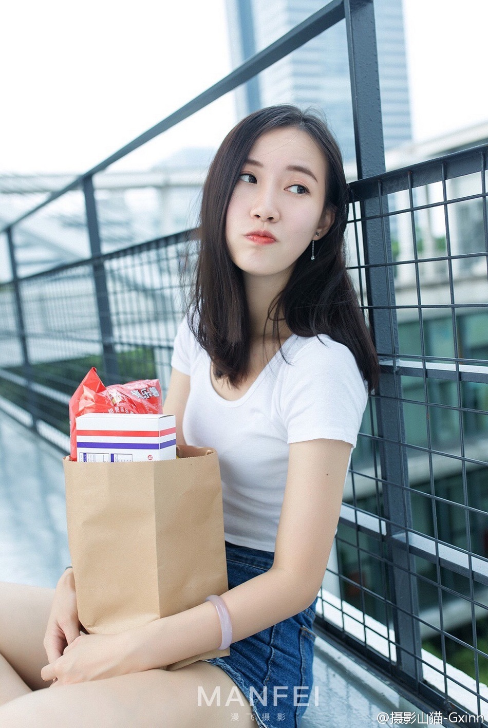 美女画家破尺度上镜 文艺青年也性感妖娆