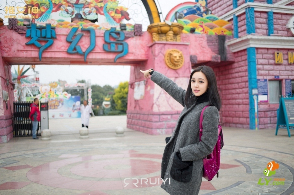 中乌混血性感美人连体丝袜雪瑞Lisa演绎黑袜肚兜