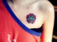 女人胸前潮流小巧的花卉纹身图片