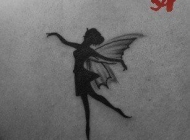 女人肩背潮流的跳舞的小精灵纹身图片