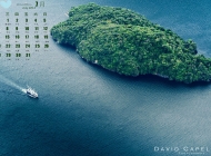 2015年7月日历精选大海中的游艇和岛屿电脑壁纸下载