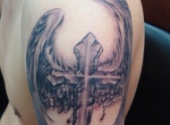 手臂一款带翅膀的十字架刺青