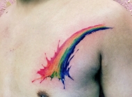 男士胸前的个性小彩虹图腾刺青