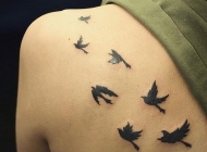 肩部图腾小鸟纹身图片