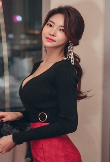 性感跳跃诱惑美胸韩国美女模特时尚OL气质写真