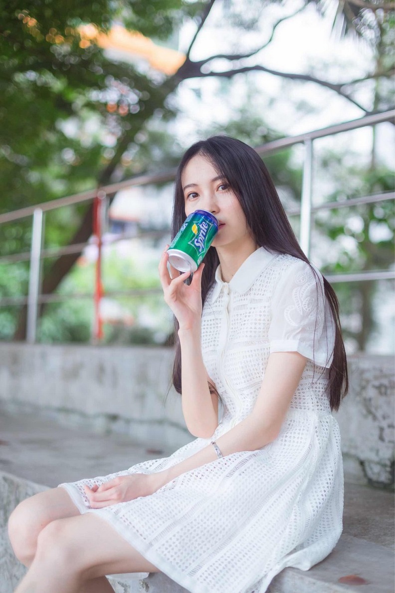 短发软萌美女吊带睡裙修长美腿大秀酥胸诱惑写真
