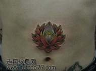 一幅腹部欧美风格的莲花纹身图片