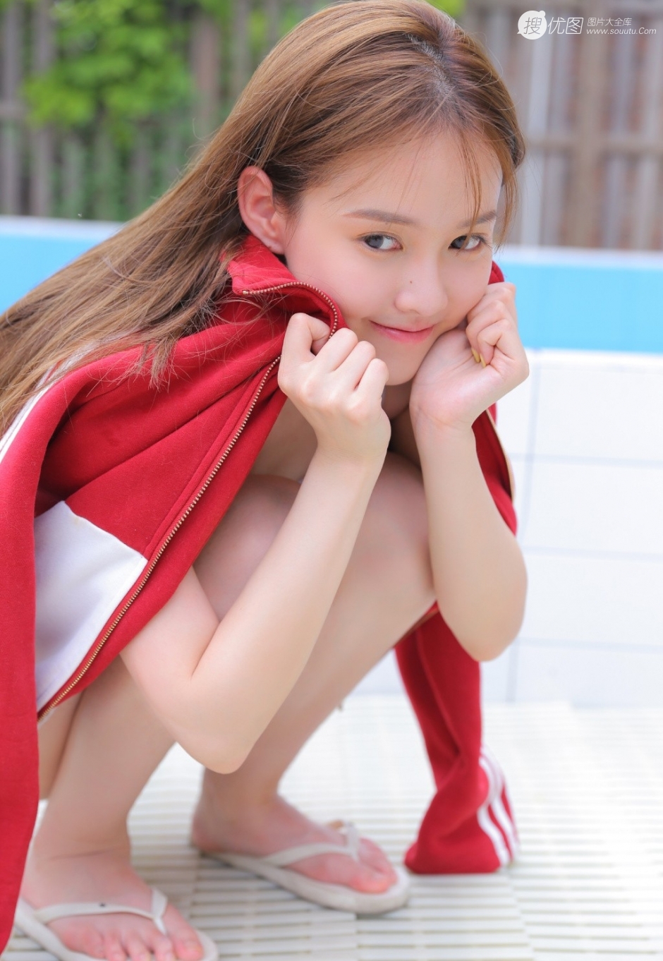 金发美女模特蓝色连衣裙修长美腿户外写真