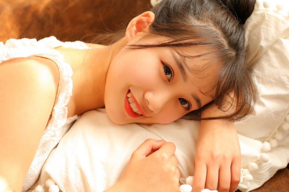 青春美少女蕾丝吊带酥胸诱惑修长美腿气质写真