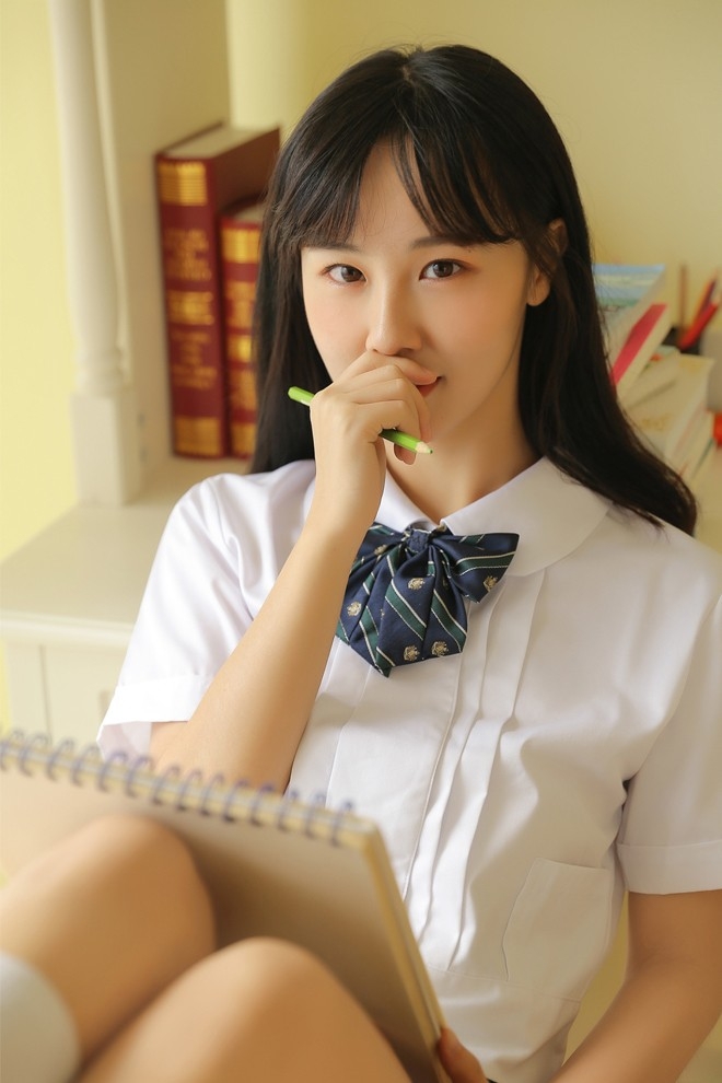 白衬衣学生妹眉眼秀气超短裙白丝美腿室内作画养眼图片