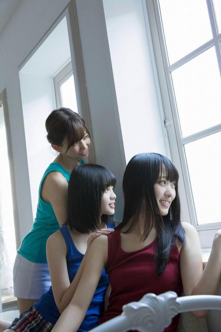 短发性感美女琳希私房吊带衫写真图片(1/25)