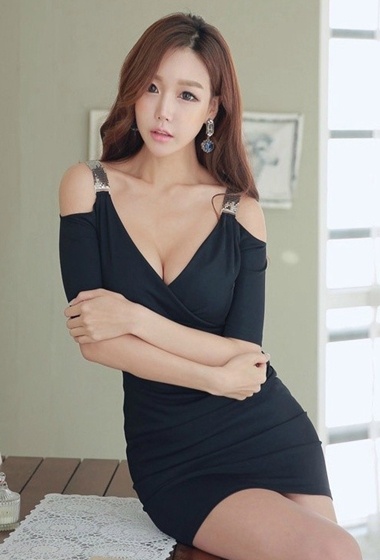 韩国美女模特深v酥胸包臀短裙前凸后翘诱人写真
