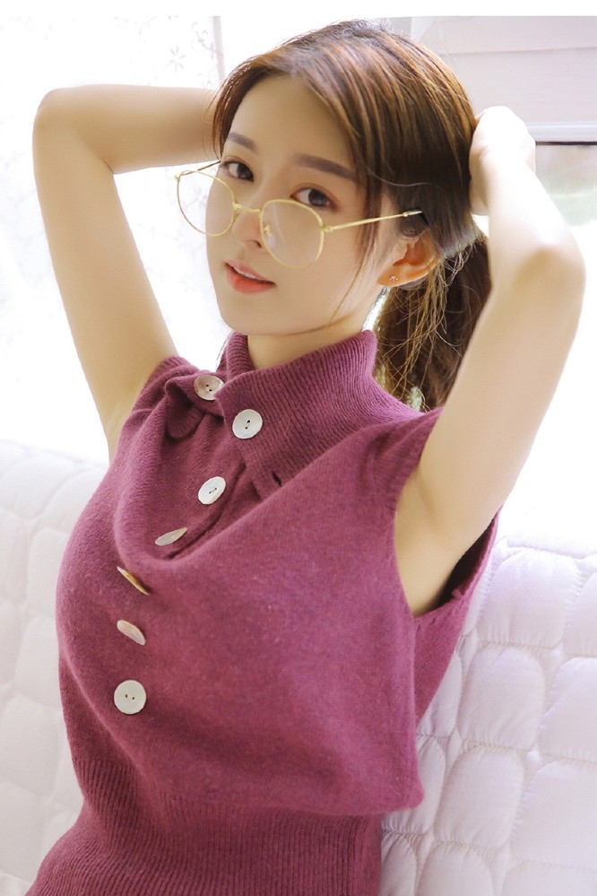 容貌姣好秀气少女穿白色短裤腿超长养眼私房写真