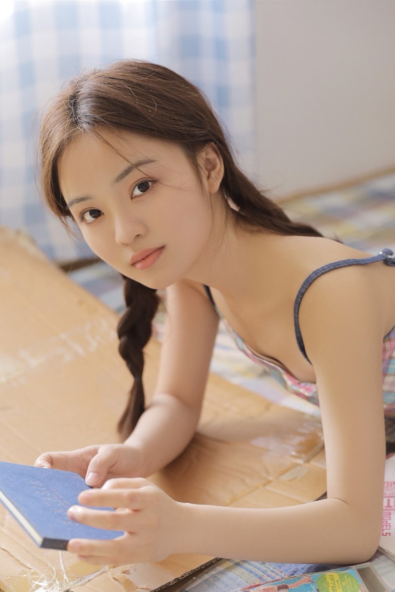 吊带露脐装美女可爱麻花辫小秀香肩蛮腰牛仔裤长腿写真