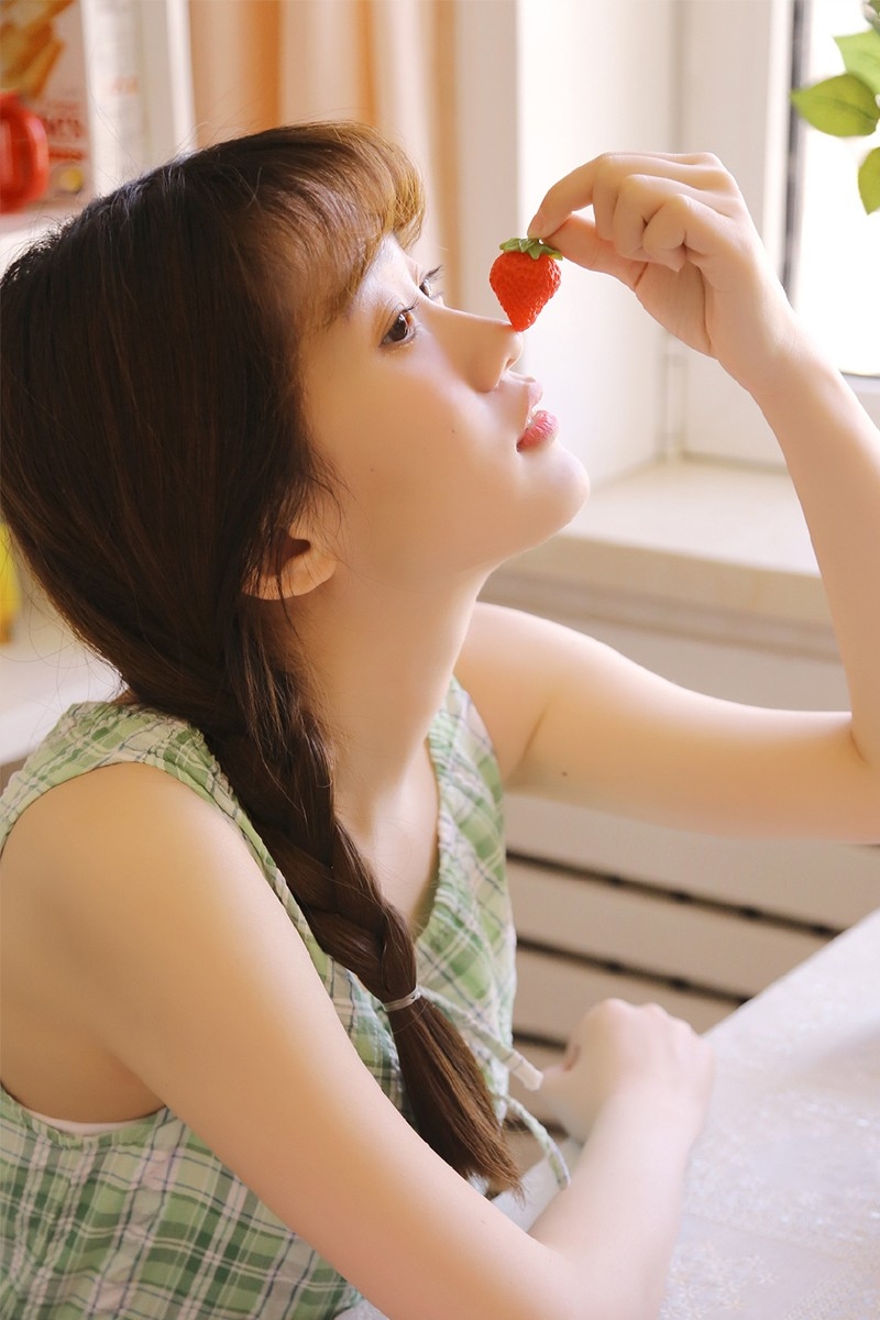 酒窝美女无袖连衣裙白色长筒袜露细长小腿胳膊肘图片