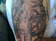 男生手臂上黑色点刺简单线条人物和熊纹身图片