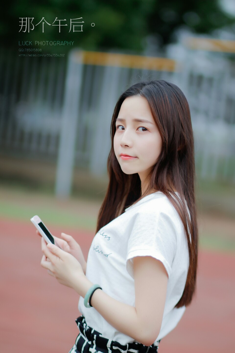 林依娜是娜么诱人 苋红蕾丝花边内衣