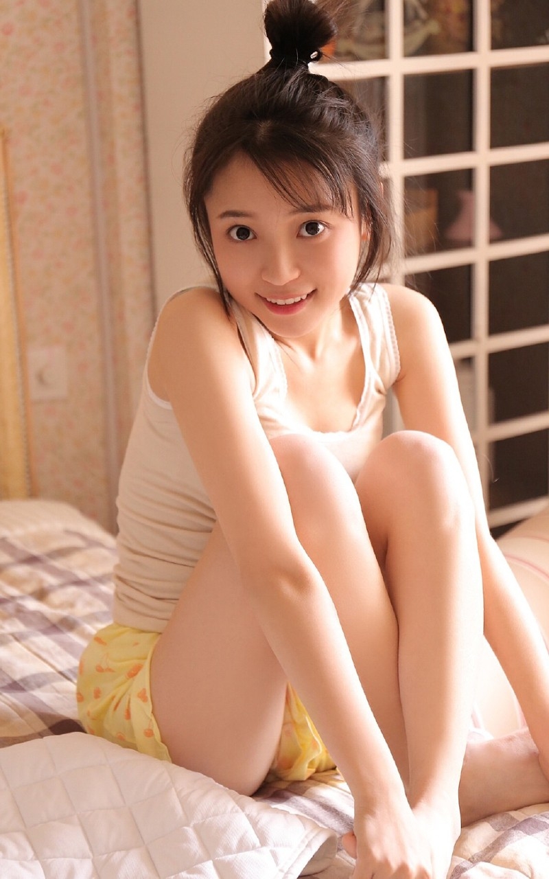 清新校花美女背心热裤性感写真图片