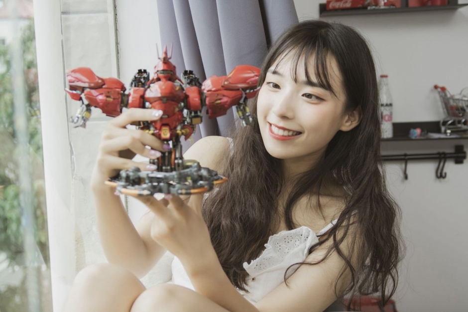 水嫩清纯日本少女模特阿橙超短裙美腿赤足闺房日系艺术照