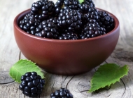 碗里的新鲜水果美味可口的黑莓高清特写美食图片素材