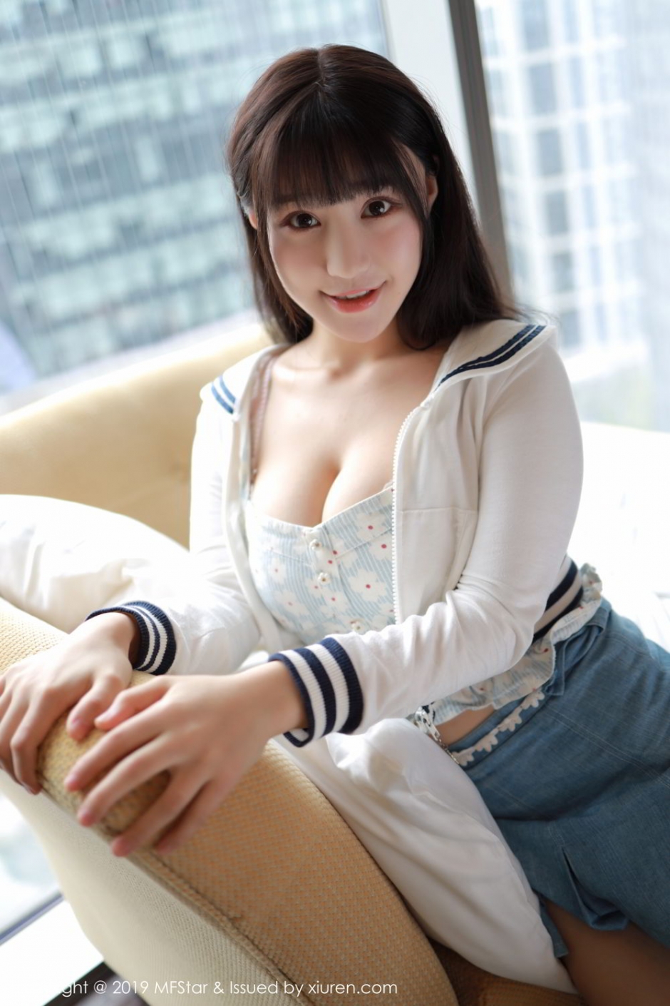 童颜巨乳大胸妹朱可儿超短裙丝袜美腿诱惑亚洲人体私拍