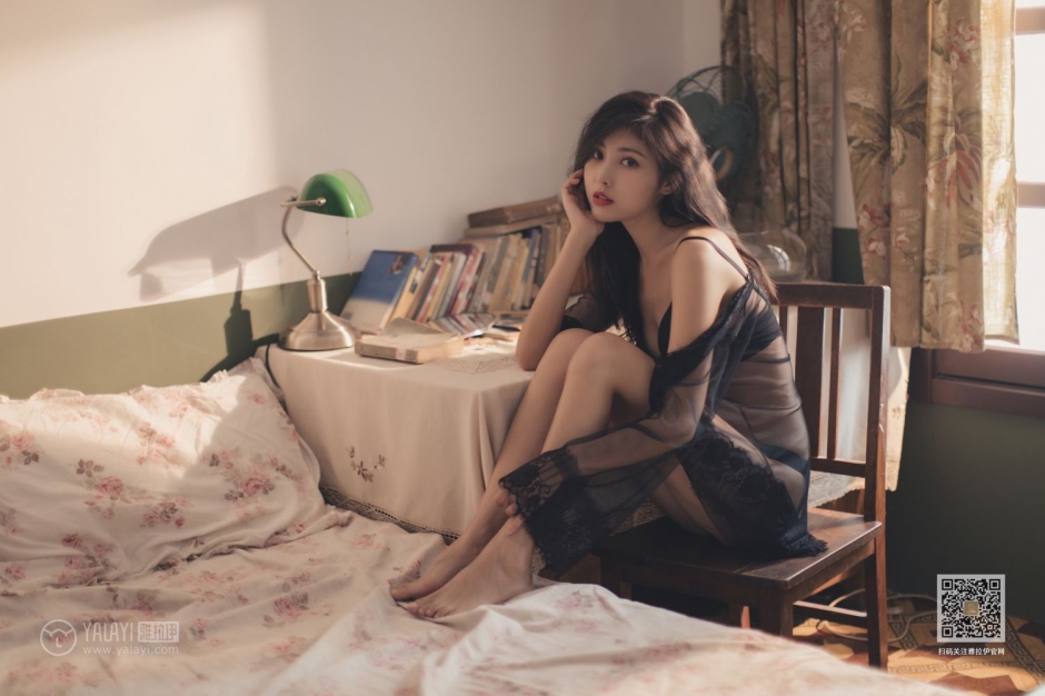 风骚妩媚御姐仓儿黑丝网纱情趣内衣秀长腿美女人体写真