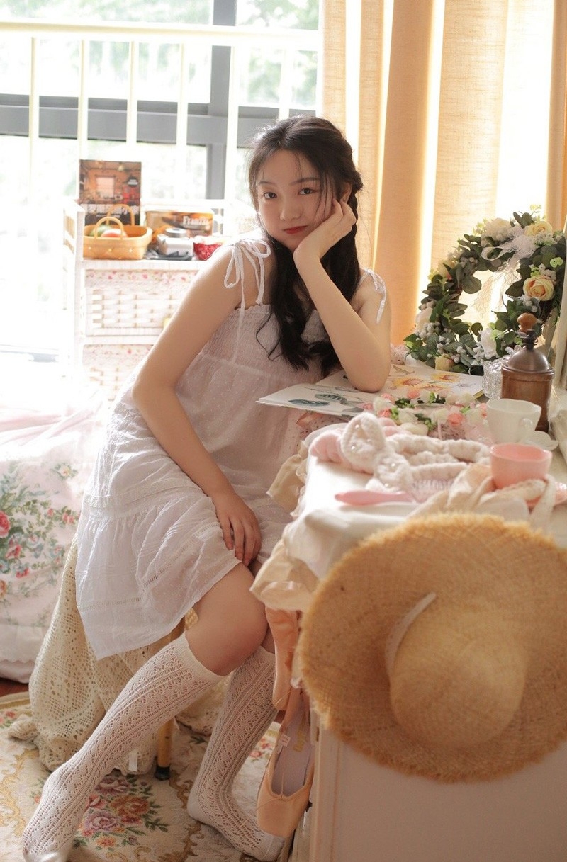 青涩可爱邻家妹妹背心吊带白皙长腿诱人私房艺术写真图片