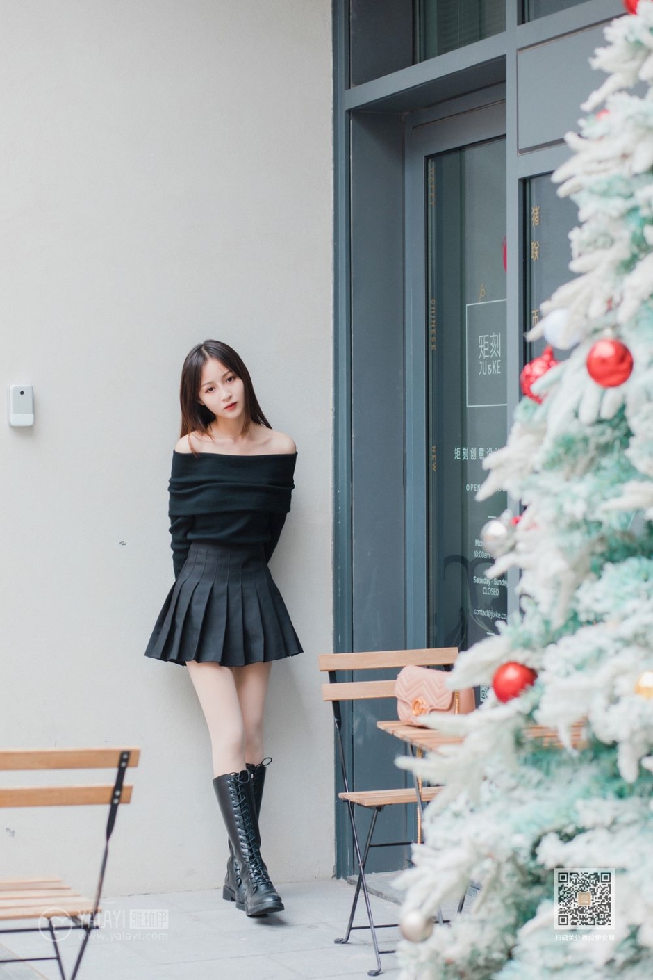 性感街拍模特超短裙翘臀美腿大胆露香肩美女写真私拍