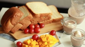 营养美味的吐司切片面包高颜值情侣爱心早餐美食摄影图片