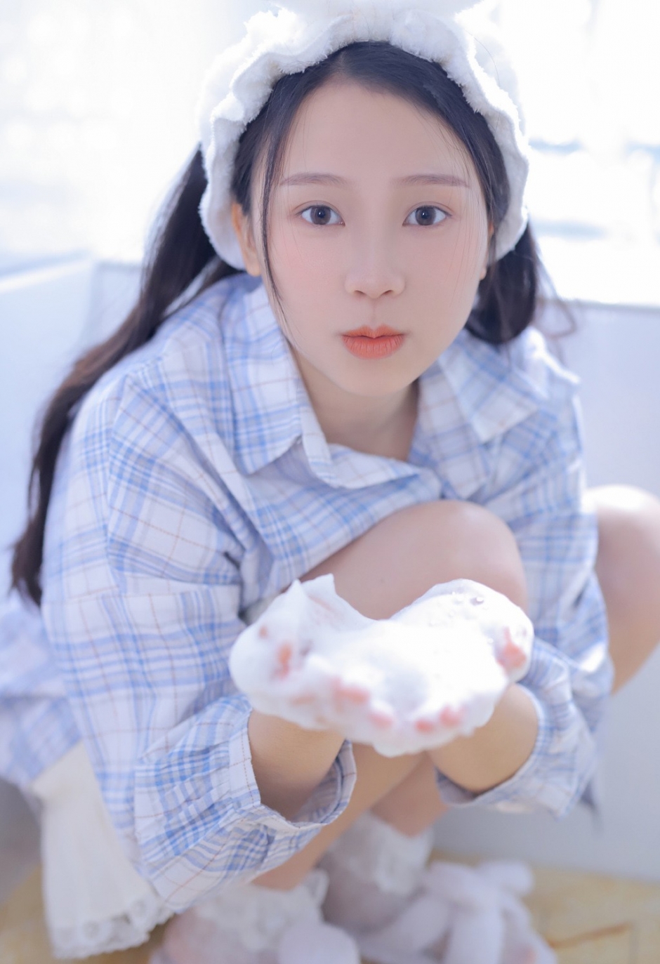 00后可爱美女性感诱人白丝长腿夏日睡衣私房大胆少女写真图片